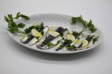 Beyaz tepside salamura edilmiş ançüez.