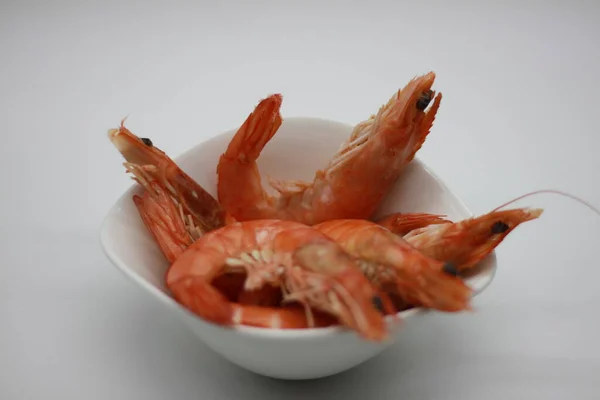 煮熟的对虾放在一个以白色背景隔离的碗里 — 图库照片