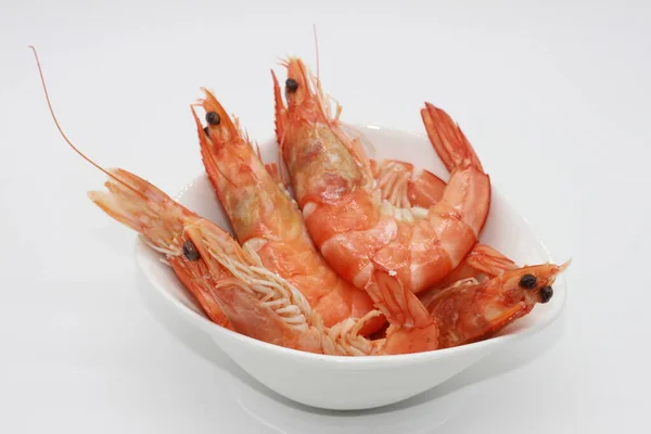 煮熟的对虾放在一个以白色背景隔离的碗里 — 图库照片