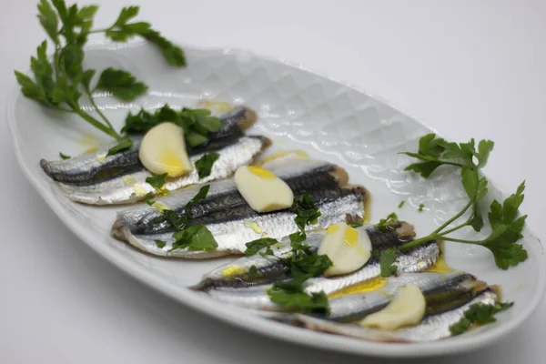 Anchovas Marinadas Com Azeite Alho Vinagre Numa Bandeja Branca — Fotografia de Stock