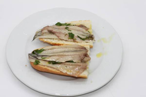 Мариновані Анчоуси Свіжоспеченому Хлібі — стокове фото