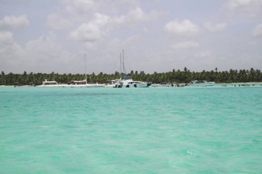 Punta Cana, Dominik Cumhuriyeti, Eylül 1, 2019: Dominik Cumhuriyeti 'ndeki Karayip Denizi' nde turist taşıyan tekneler