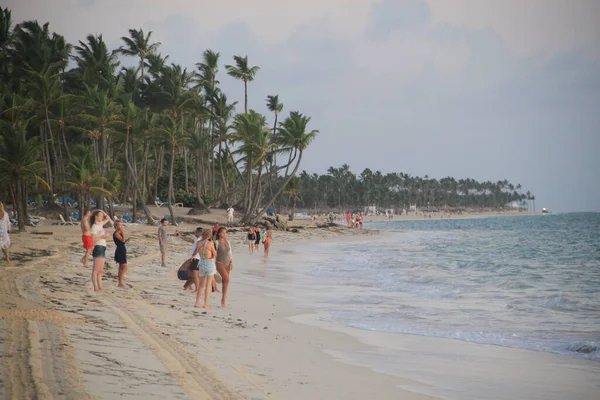 Punta Cana Dominikánská Republika Srpen 2019 Turisté Procházející Podél Pláže — Stock fotografie