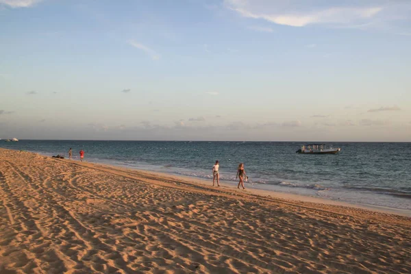 Punta Cana Dominik Cumhuriyeti Ağustos 2019 Punta Cana Sahilinde Yürüyen — Stok fotoğraf