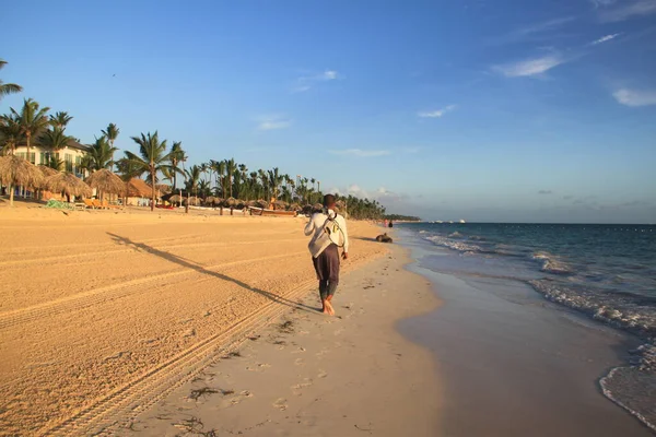 2019年8月30日 多米尼加共和国 蓬塔卡纳 游客沿着蓬塔卡纳海滩散步 — 图库照片