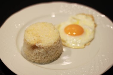 Kızarmış yumurta ve beyaz pirinç.