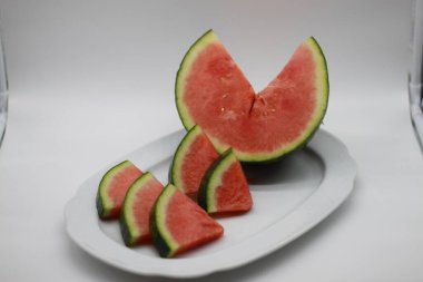 Beyaz arka planda yeni kesilmiş çizgili karpuz