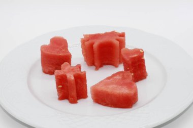 Dekore edilmiş kalp şeklinde karpuz beyaz ahşap arka planda