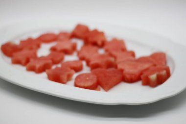 Dekore edilmiş kalp şeklinde karpuz beyaz ahşap arka planda