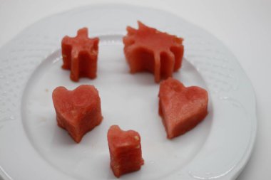 Dekore edilmiş kalp şeklinde karpuz beyaz ahşap arka planda