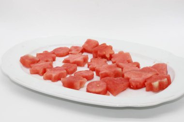 Dekore edilmiş kalp şeklinde karpuz beyaz ahşap arka planda