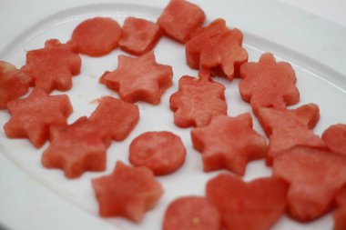 Dekore edilmiş kalp şeklinde karpuz beyaz ahşap arka planda