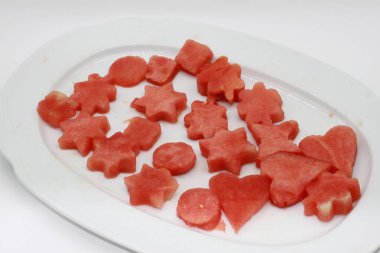 Dekore edilmiş kalp şeklinde karpuz beyaz ahşap arka planda