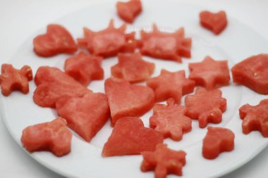 Dekore edilmiş kalp şeklinde karpuz beyaz ahşap arka planda