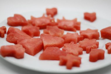 Dekore edilmiş kalp şeklinde karpuz beyaz ahşap arka planda