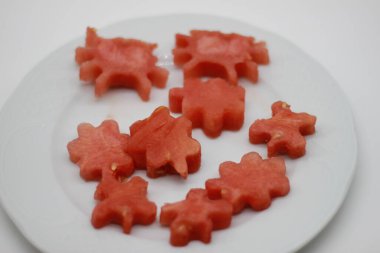 Dekore edilmiş kalp şeklinde karpuz beyaz ahşap arka planda