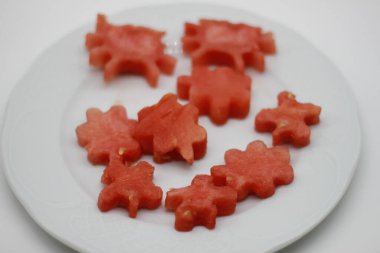 Dekore edilmiş kalp şeklinde karpuz beyaz ahşap arka planda