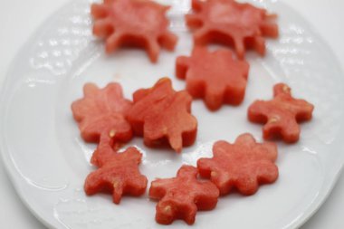 Dekore edilmiş kalp şeklinde karpuz beyaz ahşap arka planda