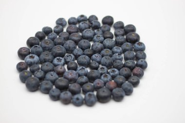 Beyaz arkaplanda yaban mersini izole edilmiş.