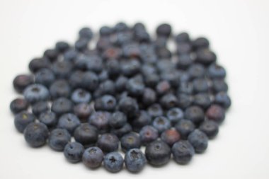 Beyaz arkaplanda yaban mersini izole edilmiş.