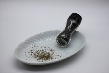 Siyah biber beyaz arkaplanda izole edildi