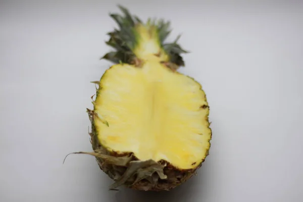 Ananas Halbiert Isoliert Auf Weißem Hintergrund — Stockfoto