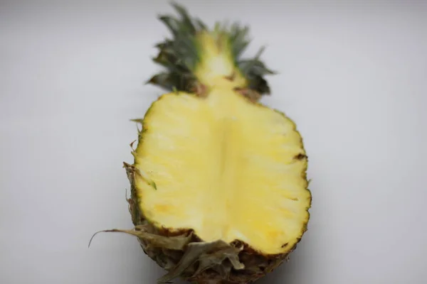 Ananas Coupé Deux Isolé Sur Fond Blanc — Photo
