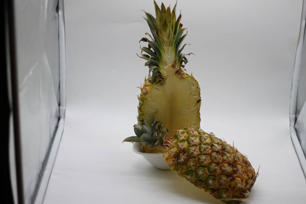 ананас разрезанный пополам изолированный на белом фоне
