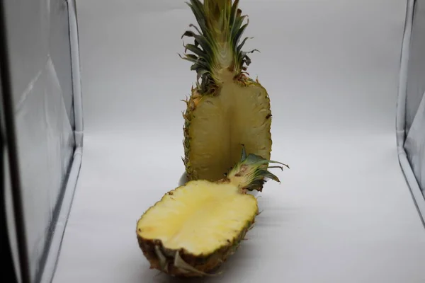 Ananas Gesneden Helften Geïsoleerd Witte Achtergrond — Stockfoto