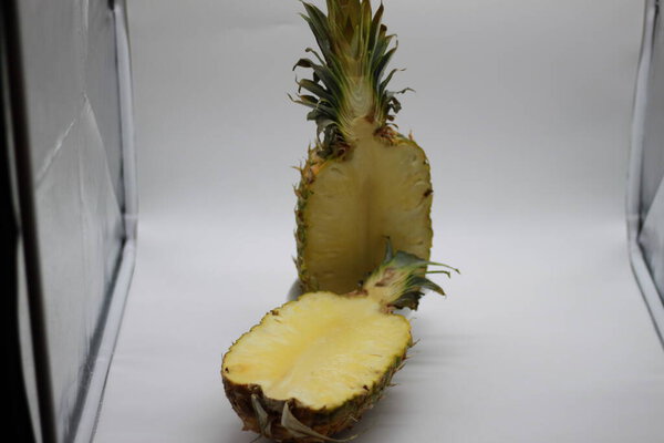 ананас разрезанный пополам изолированный на белом фоне
