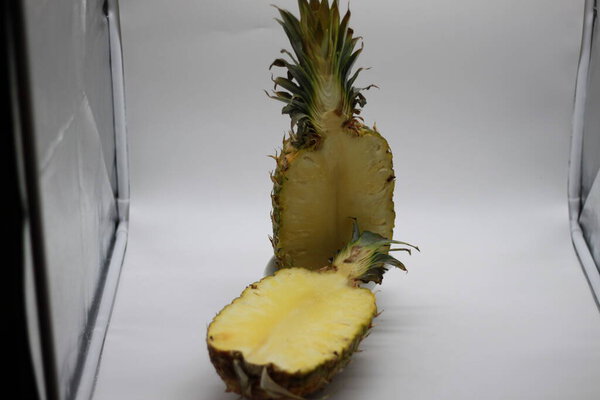 ананас разрезанный пополам изолированный на белом фоне
