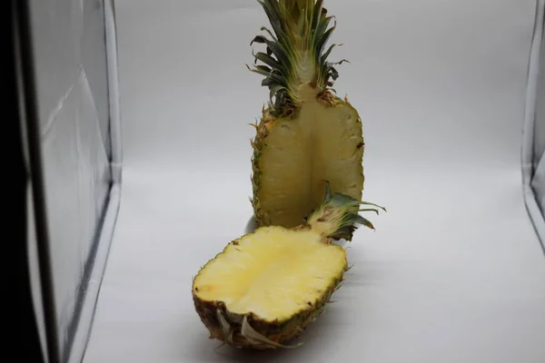 Ananas Gesneden Helften Geïsoleerd Witte Achtergrond — Stockfoto