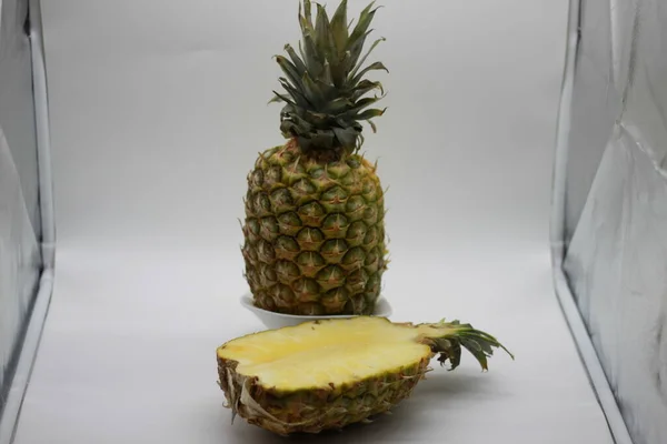 Ananas Halbiert Isoliert Auf Weißem Hintergrund — Stockfoto