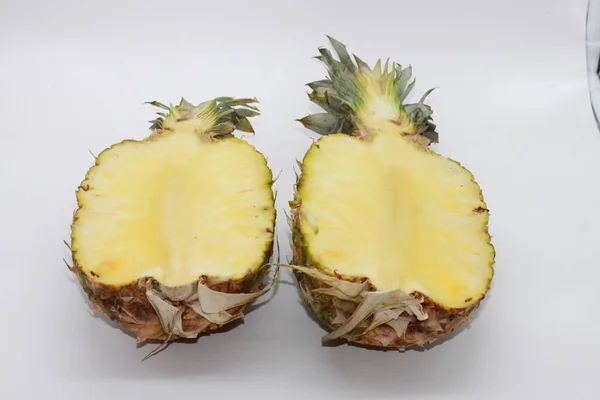 Ananas Gesneden Helften Geïsoleerd Witte Achtergrond — Stockfoto