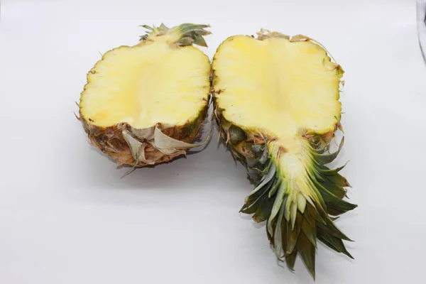 Ananas Skära Halvor Isolerad Vit Bakgrund — Stockfoto