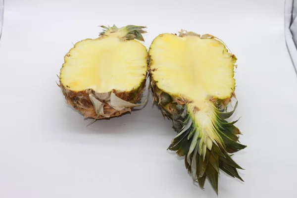 Piña Cortada Mitades Aisladas Sobre Fondo Blanco — Foto de Stock