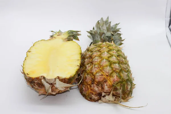 Ananas Pocięty Połówki Białym Tle — Zdjęcie stockowe