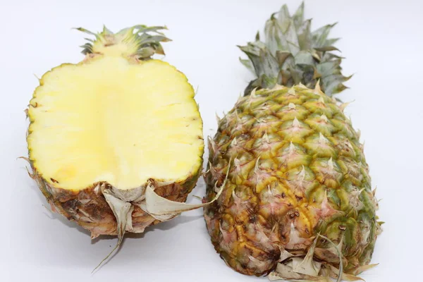 Ananas Gesneden Helften Geïsoleerd Witte Achtergrond — Stockfoto