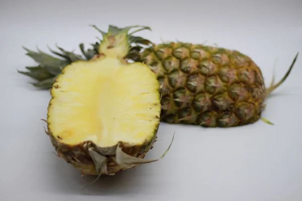 Ananas Halbiert Isoliert Auf Weißem Hintergrund — Stockfoto