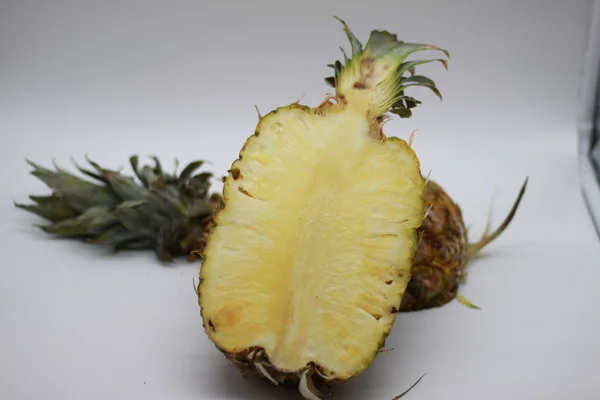 Ananas Halbiert Isoliert Auf Weißem Hintergrund — Stockfoto