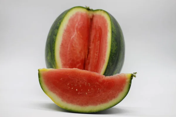 Frisch Geschnittene Gestreifte Wassermelone Auf Weißem Hintergrund — Stockfoto