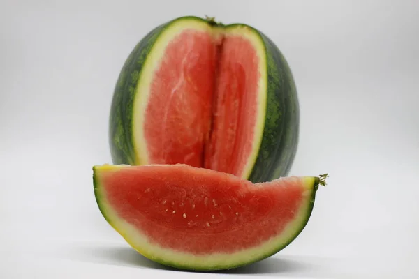Frisch Geschnittene Gestreifte Wassermelone Auf Weißem Hintergrund — Stockfoto