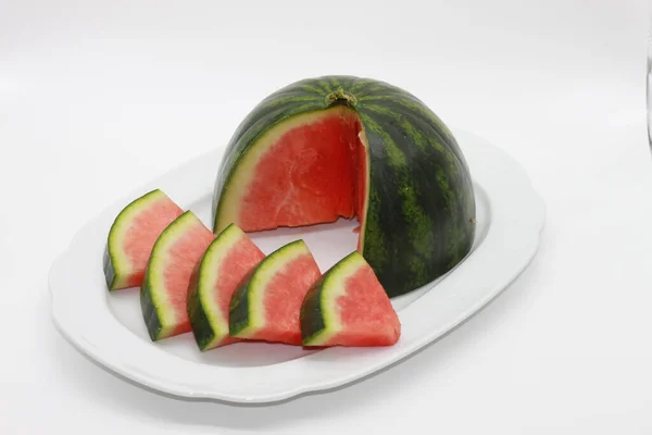 Frisch Geschnittene Gestreifte Wassermelone Auf Weißem Hintergrund — Stockfoto