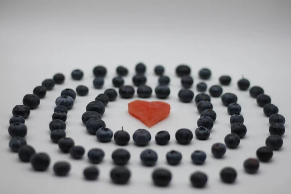 Сердце Арбузом Окружении Черники Изолированы Белом Фоне — стоковое фото