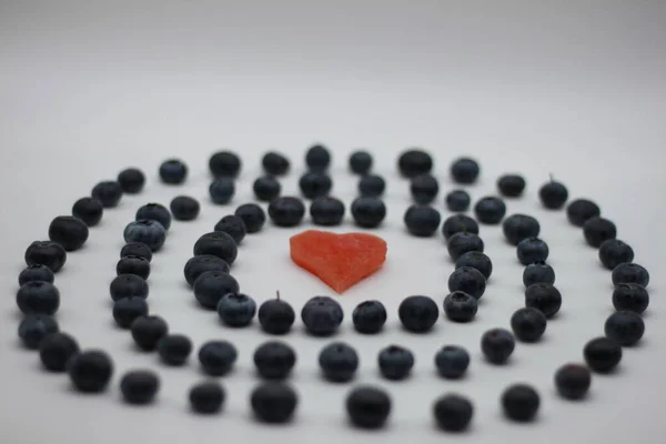 Сердце Арбузом Окружении Черники Изолированы Белом Фоне — стоковое фото