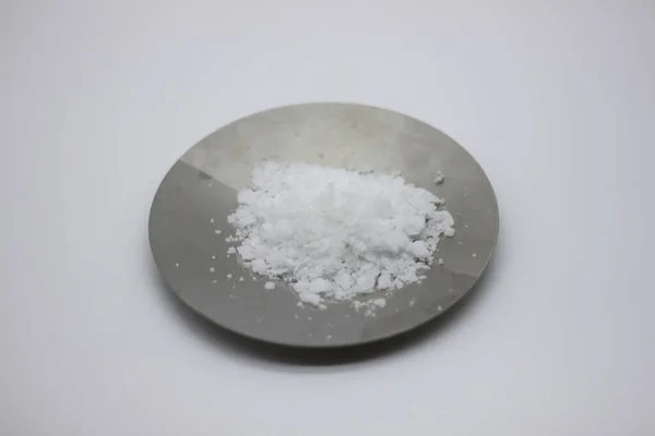 Maldon Salt Flingor Isolerade Vit Bakgrund — Stockfoto