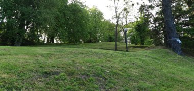 Donostia San Sebastian 'da çimenli ve ağaçlı yeşil bahçeler