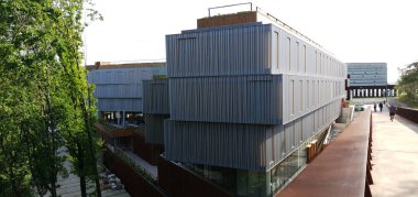 Donostia - San Sebastian, Bask Ülkesi, İspanya, Mayıs, 3, 2020: Donostia San Sebastian 'daki Miramon Park' taki modern ofis binası