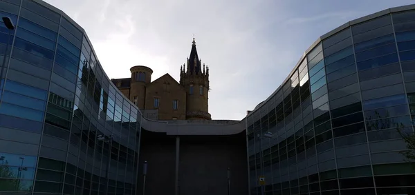 Donostia - San Sebastian, Bask Ülkesi, İspanya, Mayıs, 3, 2020: Donostia San Sebastian 'daki Miramon Park' taki modern ofis binası