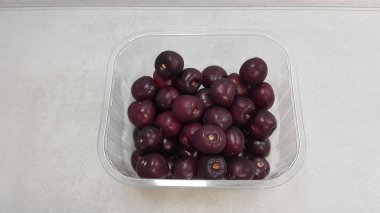 Beyaz arkaplanda kırmızı kiraz